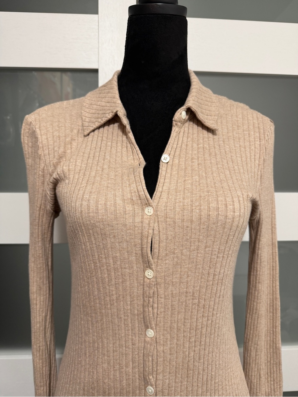 Theory Ribbed Button-Front Midi Dress Tan - Picture 4 of 10